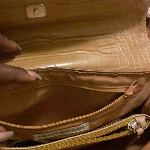 Tommy Hilfiger purse - Picture 6 of 10